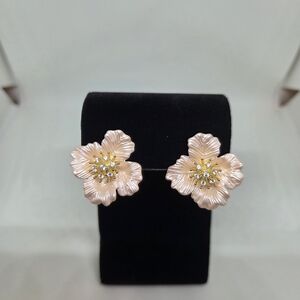 Chic Floral Blossom Earrings in Soft Pink
